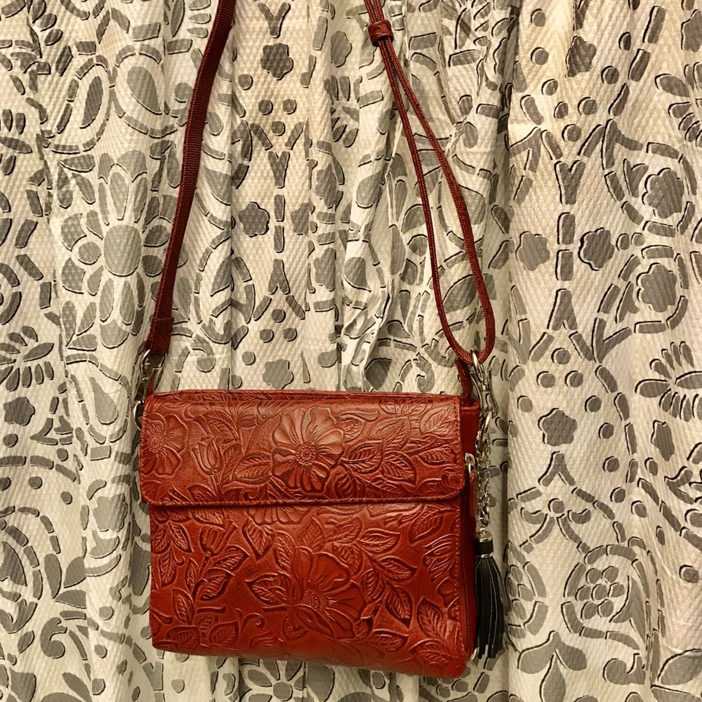 Conceal Carry purse by Gun Toten Mamas. Deep Red With so much detail !!
